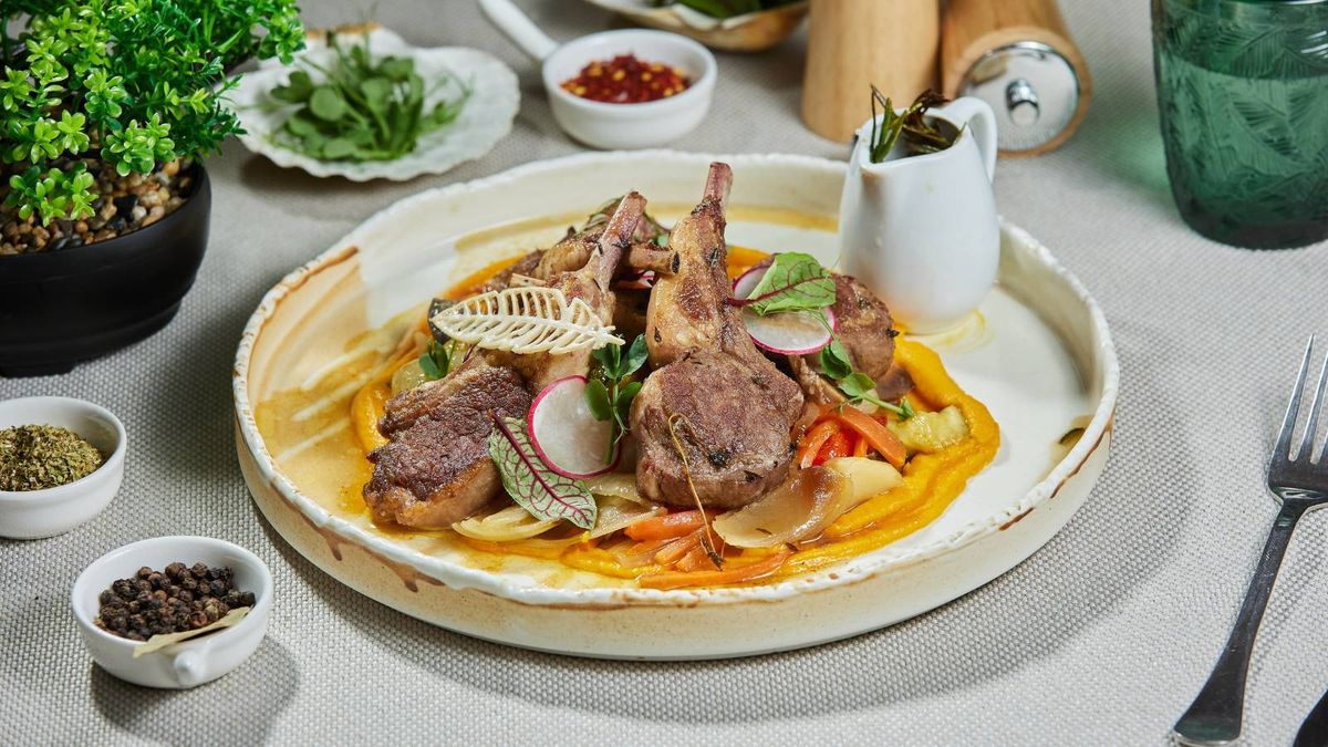 Cotlete de Berbecuț, legume sote, sos de rozmarin